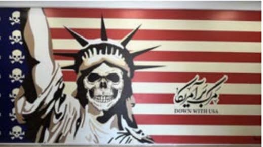 statue de la liberté peinte en tête de mort